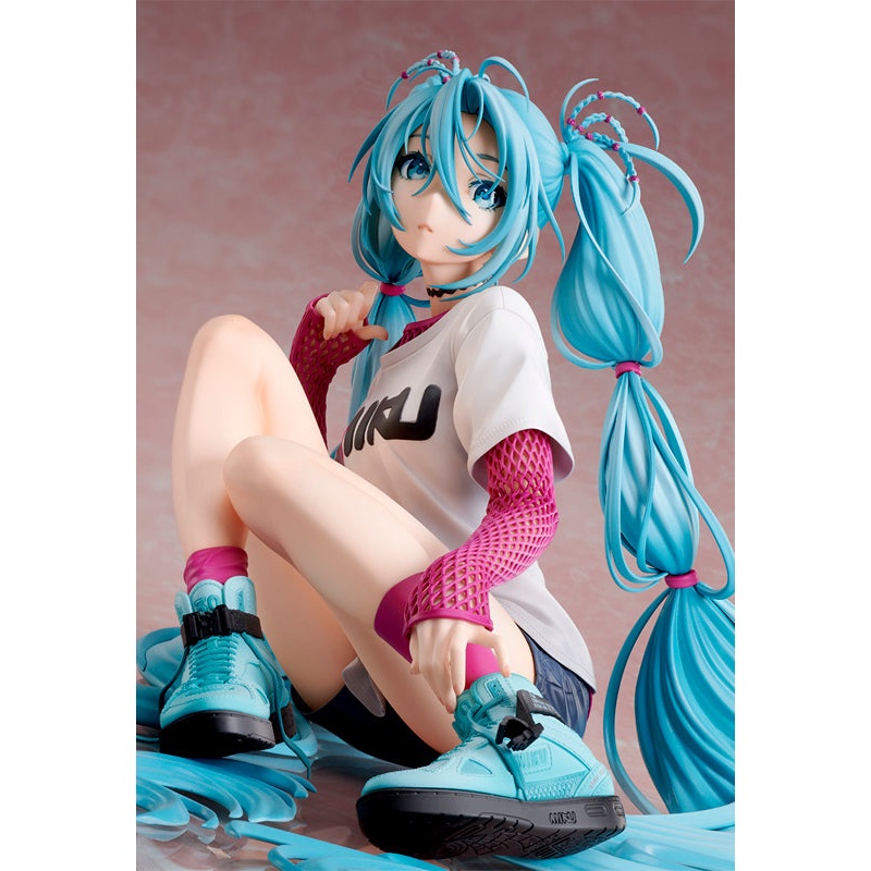 Hatsune MikuYoneyama Mai STRONGER The Latest Street Style "Cute"